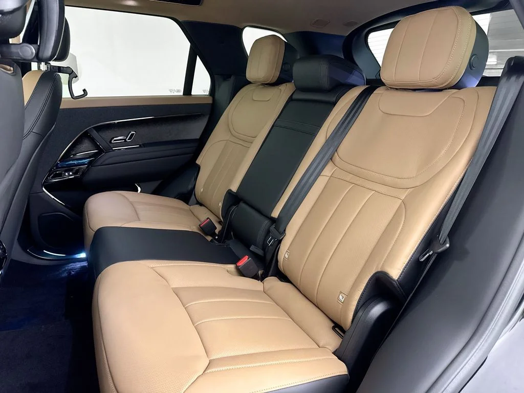 New 2026 Santorini Black Land Rover Dynamic SE image 25
