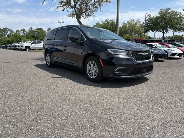 2023 Chrysler Pacifica Touring L's photo