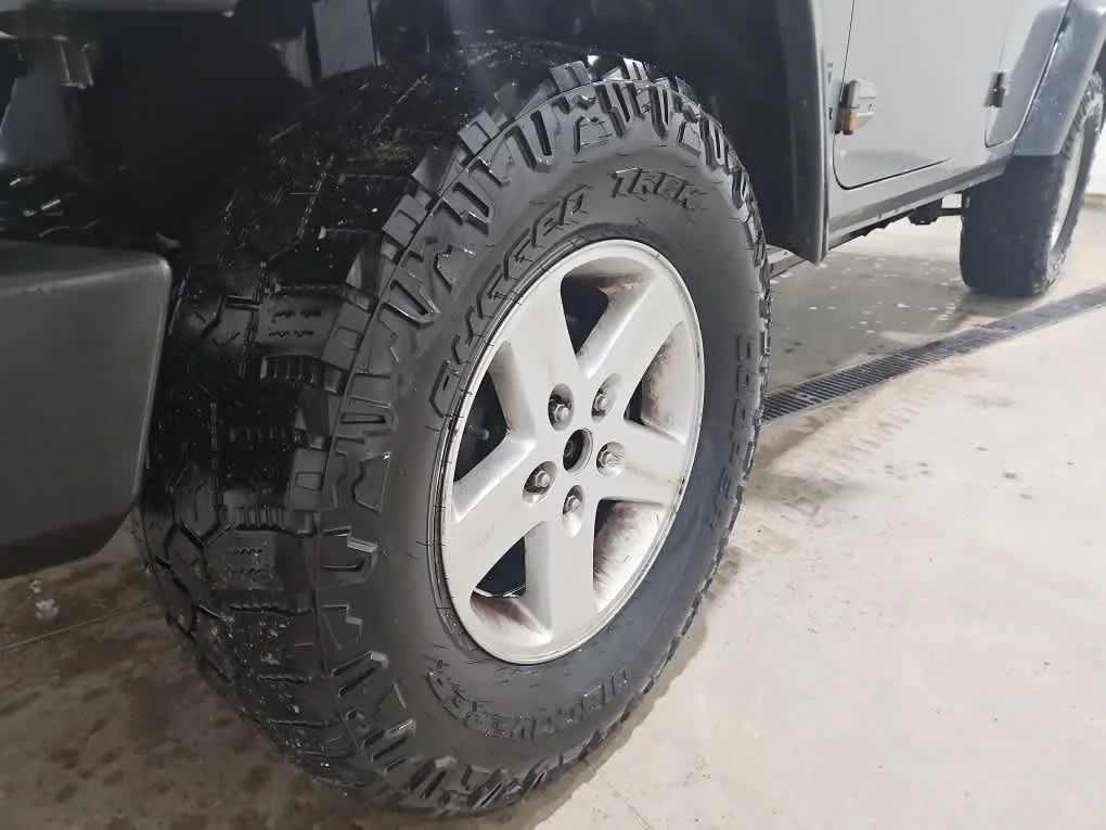 Used 2017 Billet Silver Metallic Clearcoat Jeep Sport image 10