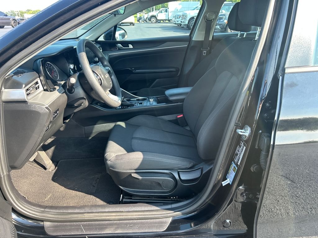 Used 2022 Black Kia LXS image 13