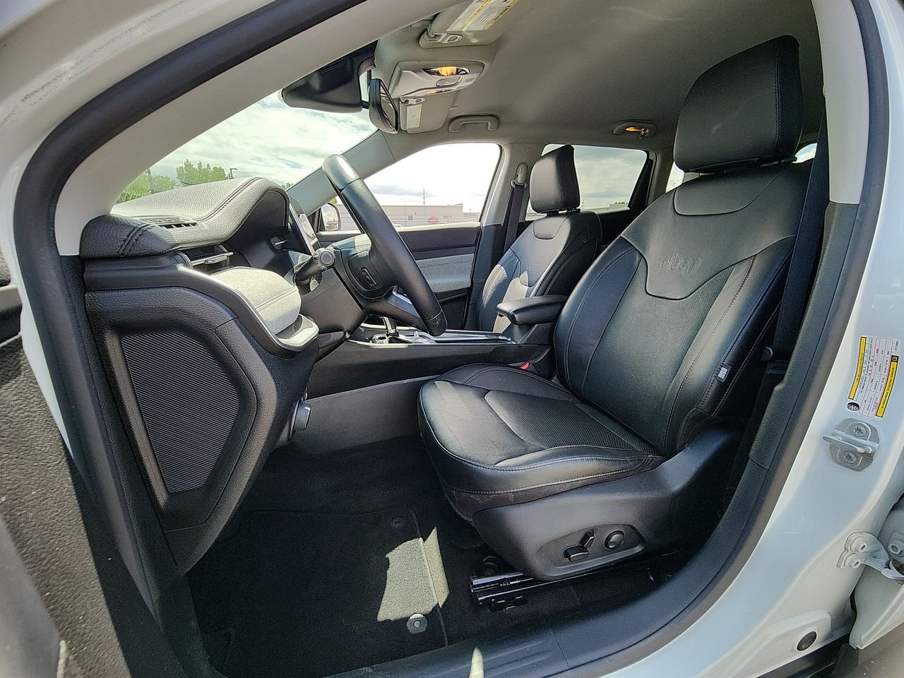 Used 2022 White Jeep Latitude Lux image 11