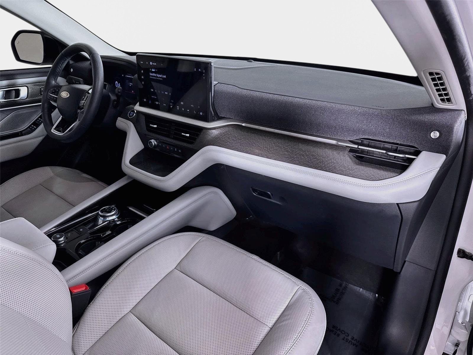 Used 2025 White Metallic Ford Platinum image 31