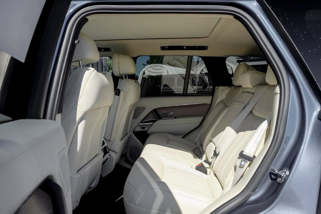 New 2027 Varesine Blue Land Rover SE image 16