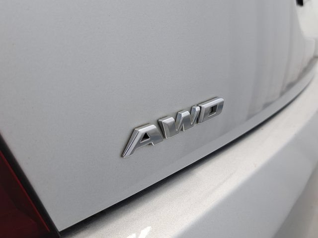 Used 2018 RADIANT SILVER METALLIC Cadillac Platinum AWD image 32