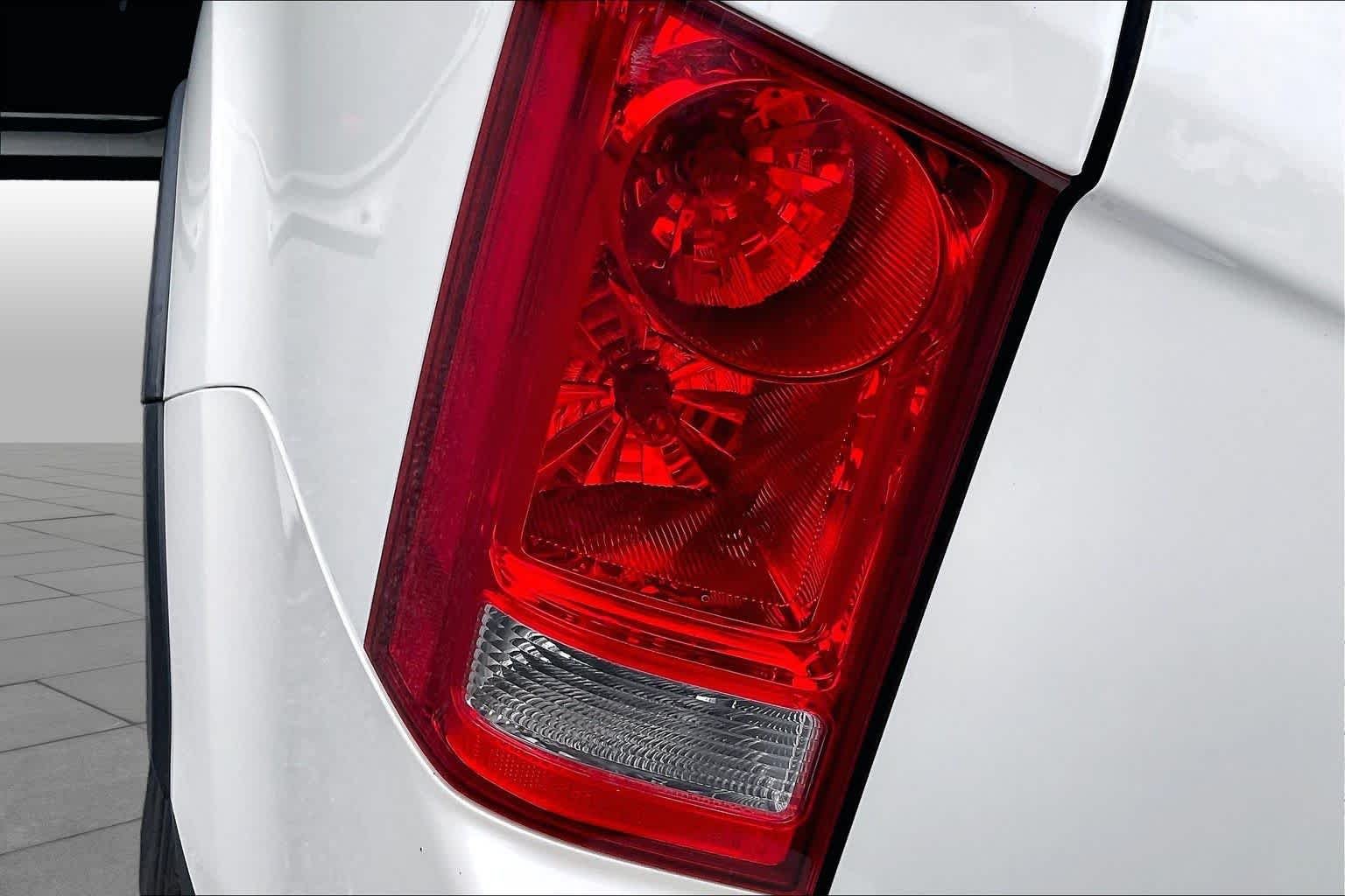 Used 2014 White Diamond Pearl Honda Touring image 30