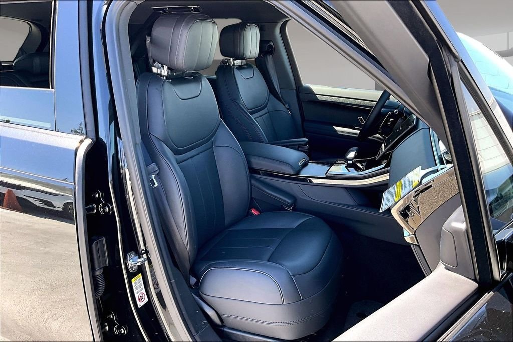 New 2026 SANTORINI BLACK Land Rover Dynamic SE image 11