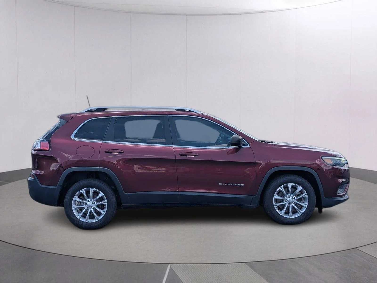 Used 2019 Velvet Red Pearlcoat Jeep Latitude image 6