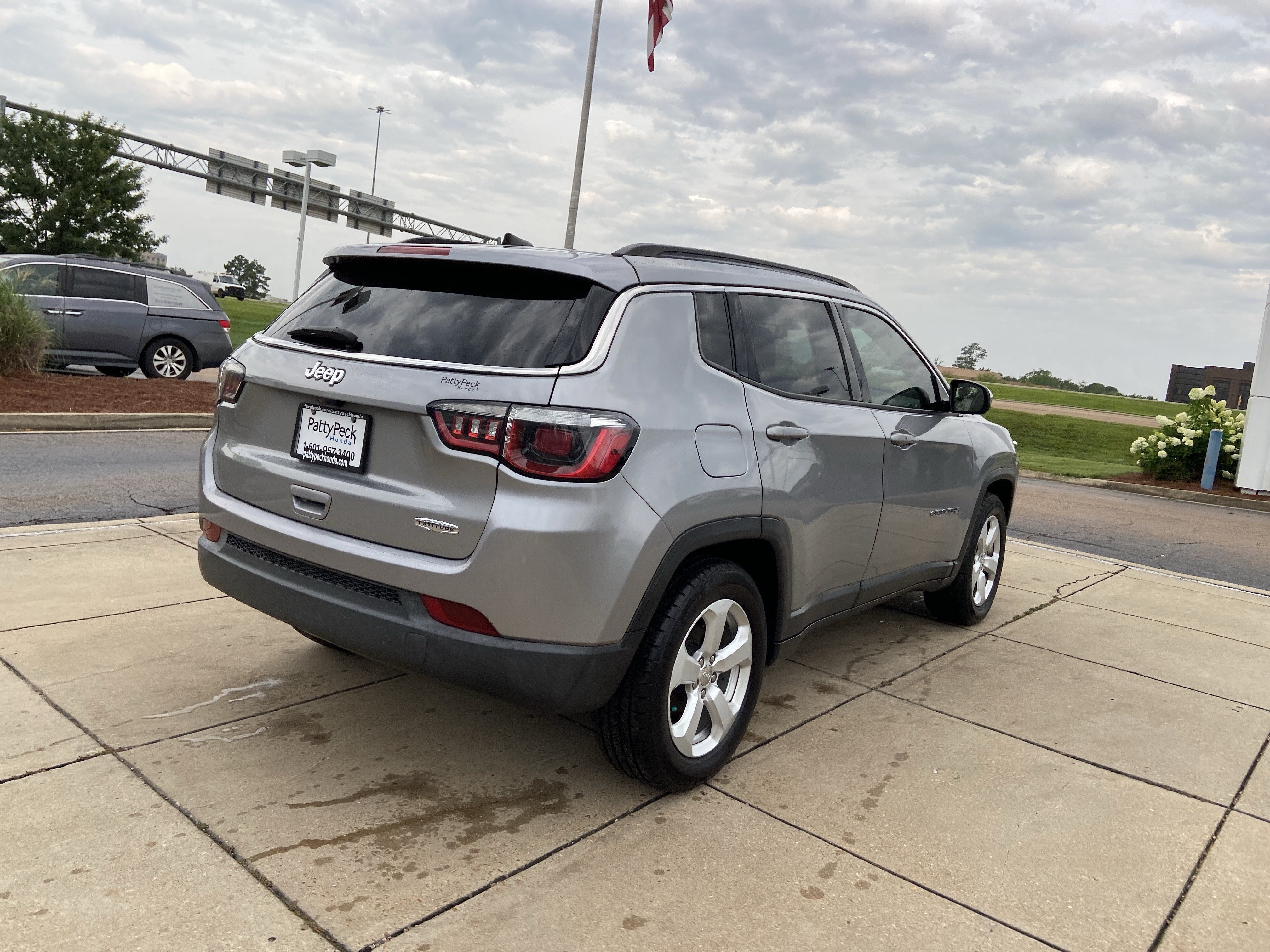 Used 2019 Billet Silver Metallic Clearcoat Jeep Latitude image 9