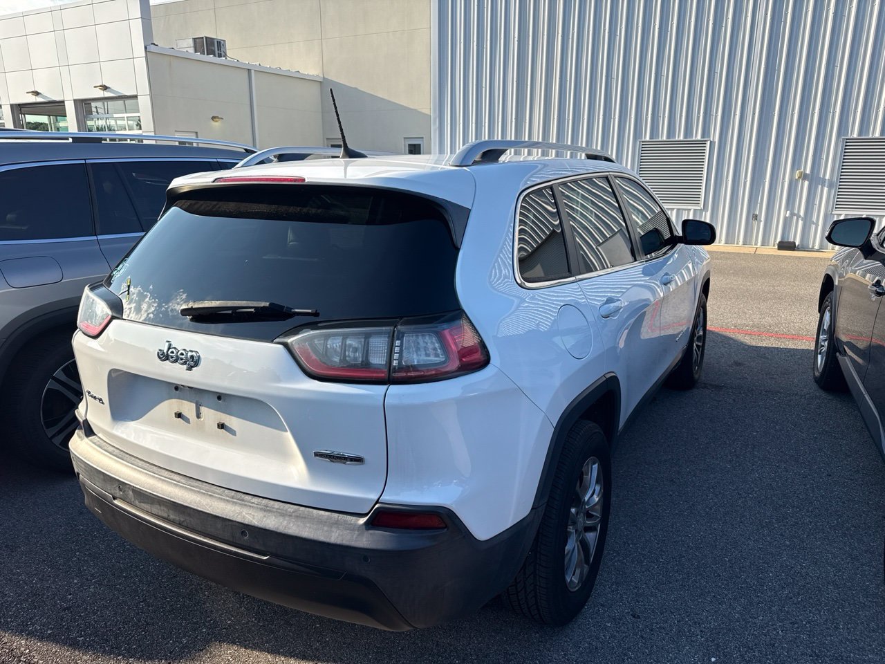 Used 2021 White Jeep Latitude Plus image 5