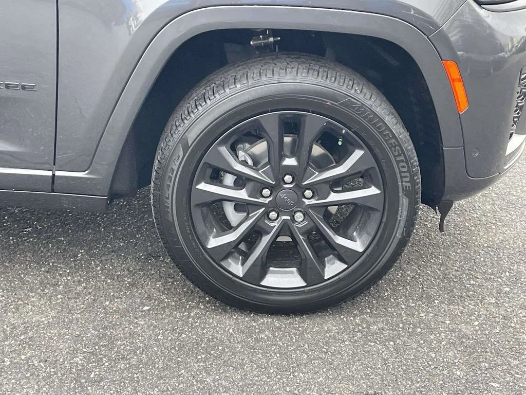 New 2026 Baltic Gray Metallic Clear-Coat Exterior Paint Jeep Limited Reserve image 13