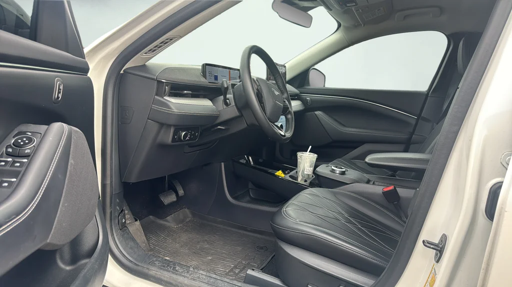 Used 2023 White Ford Select image 16