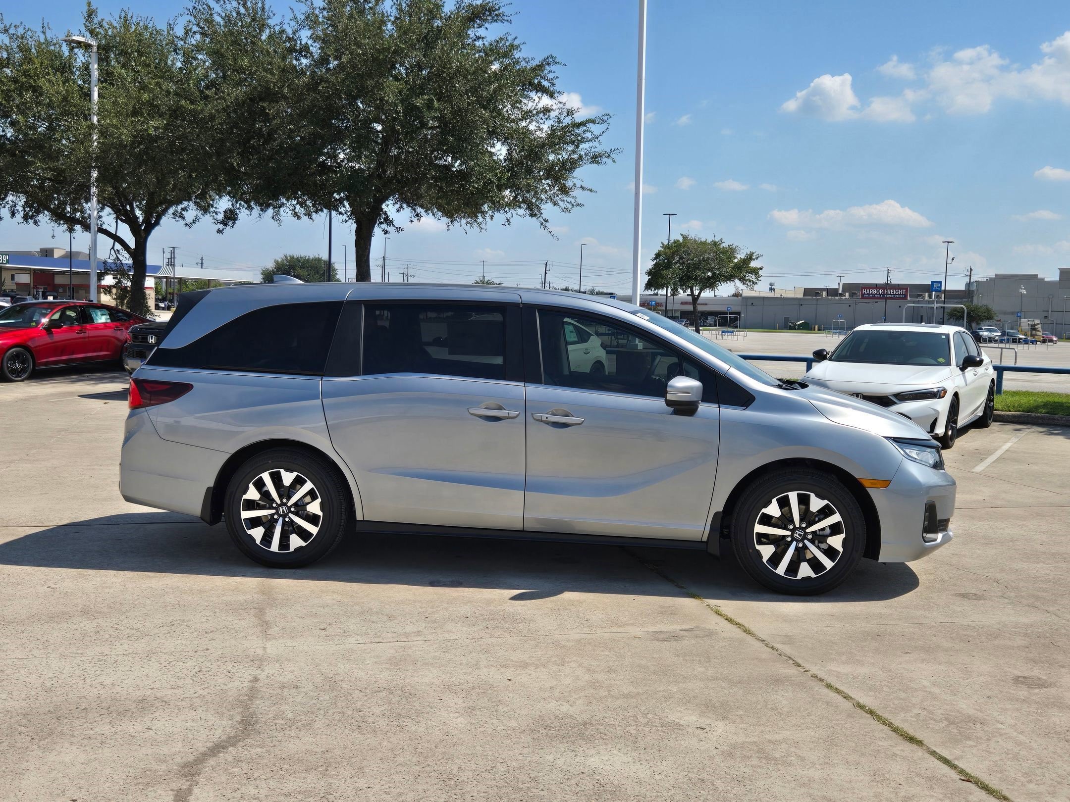New 2026 Solar Silver Metallic Honda EX-L image 4
