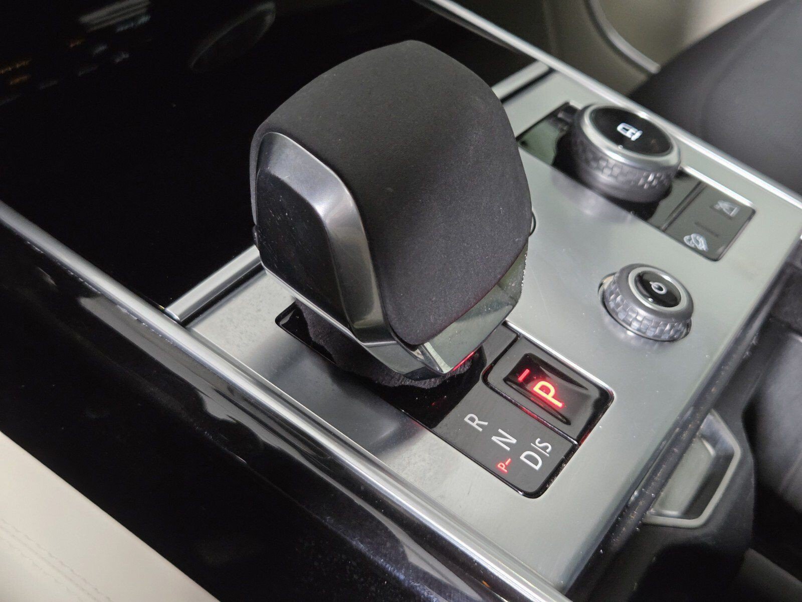 Used 2023 White Land Rover SE image 13