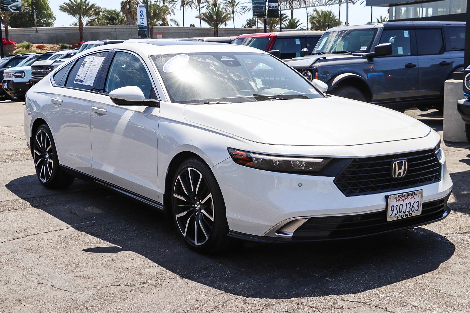 Used 2025 Platinum White Pearl Honda Touring image 3