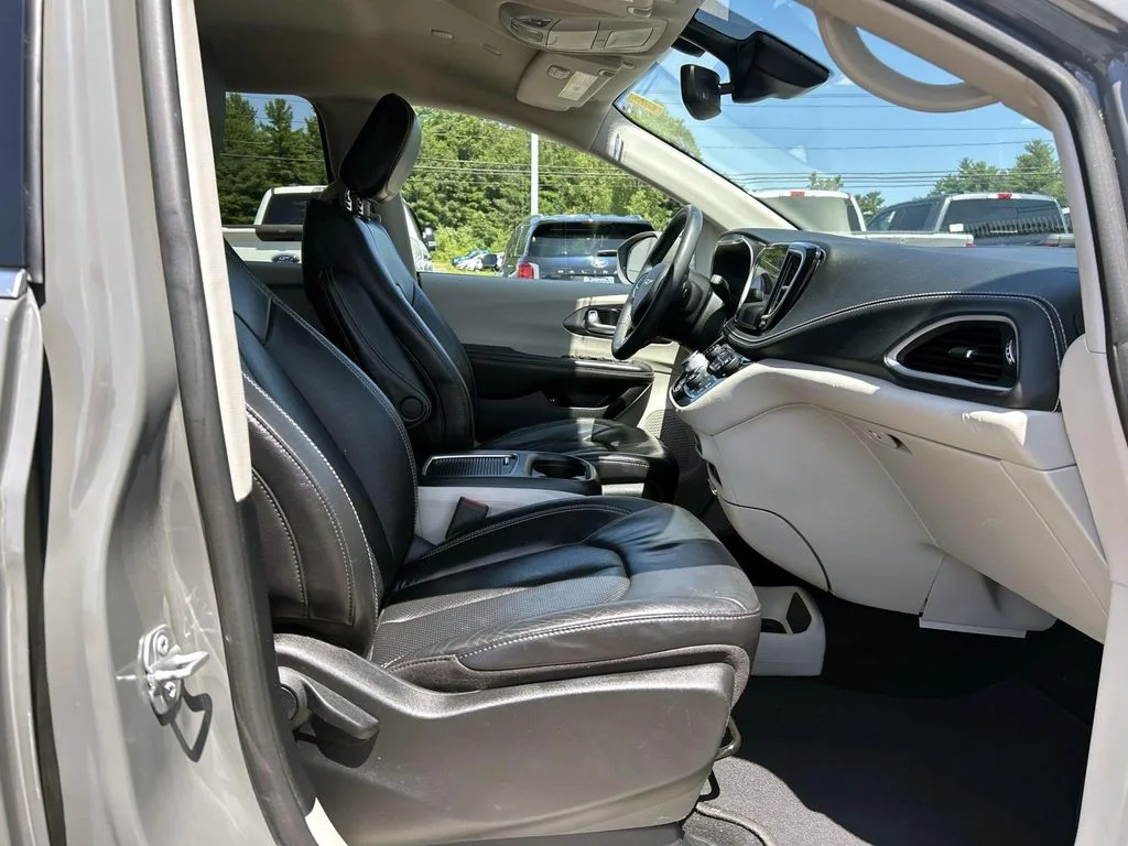 Used 2022 White Chrysler Touring L image 19
