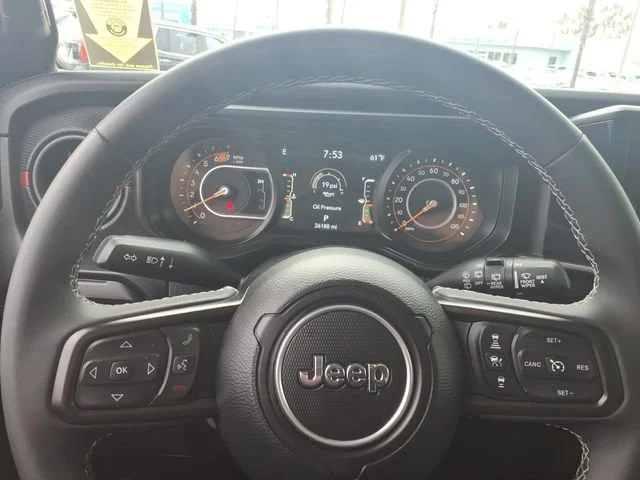 Used 2025 White Jeep 4-Door Rubicon 4x4 image 17