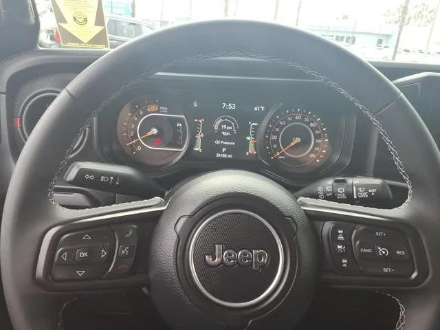 Used 2025 White Jeep 4-Door Rubicon 4x4 image 17