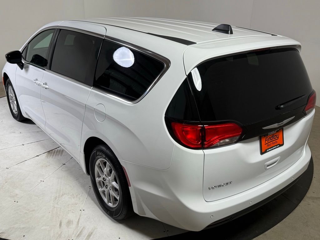 2026 Chrysler Voyager LX - Photo 5