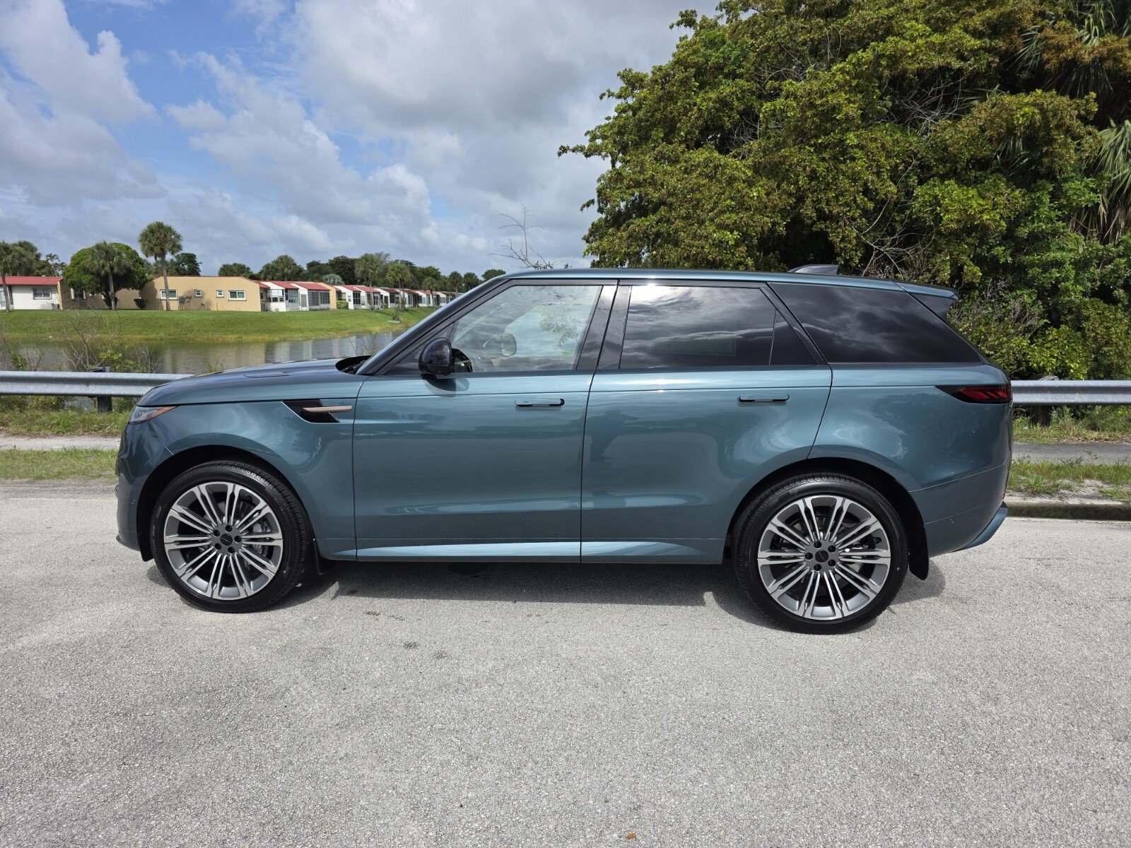 New 2026 Giola Green Land Rover Dynamic SE image 7