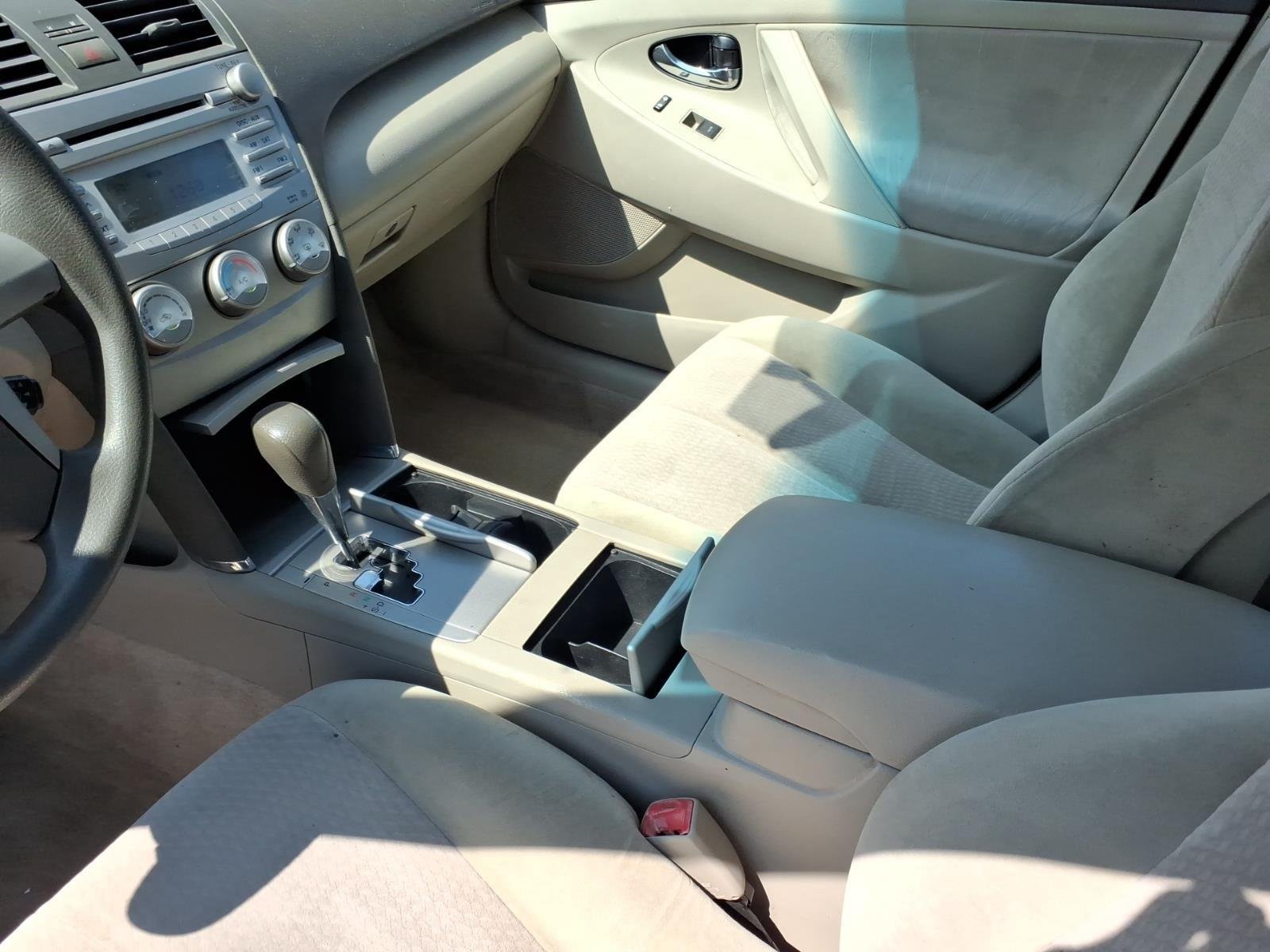Used 2010  Toyota LE image 21