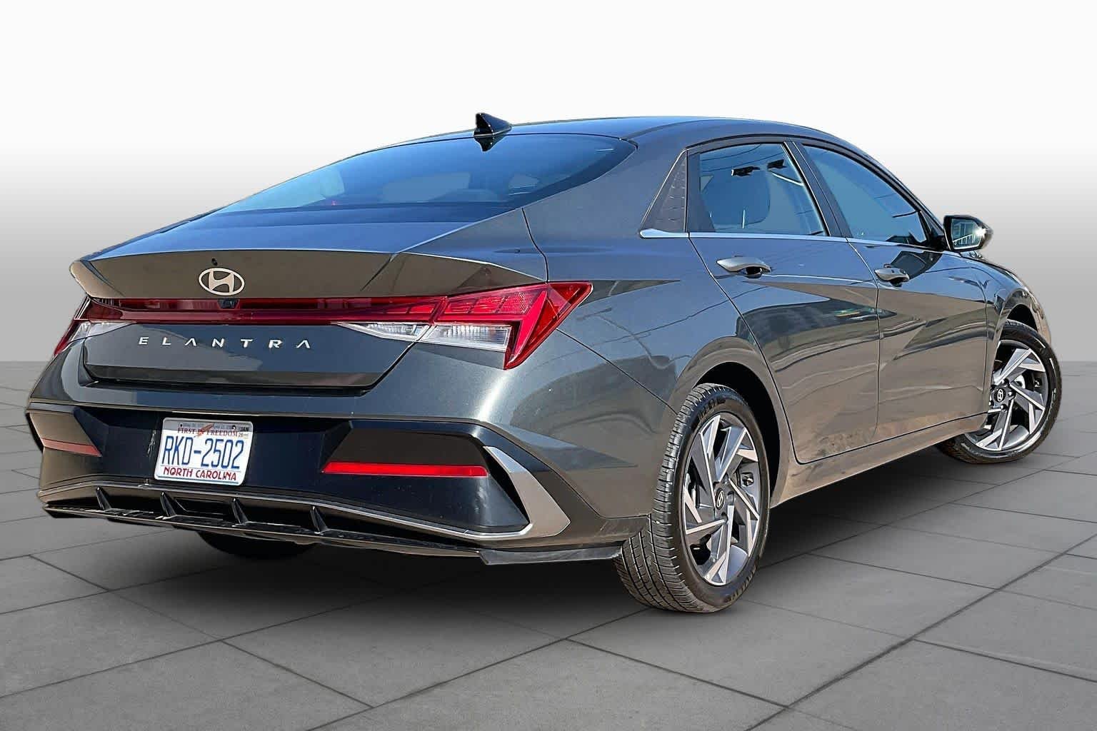 Used 2025 Amazon Gray Hyundai SEL Convenience image 13