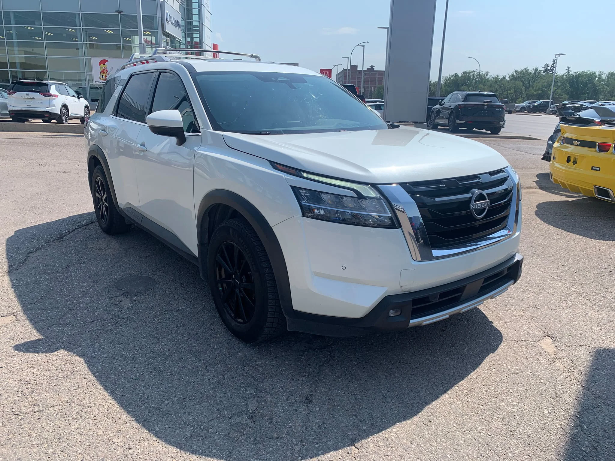 Used 2022 White Nissan SL image 6