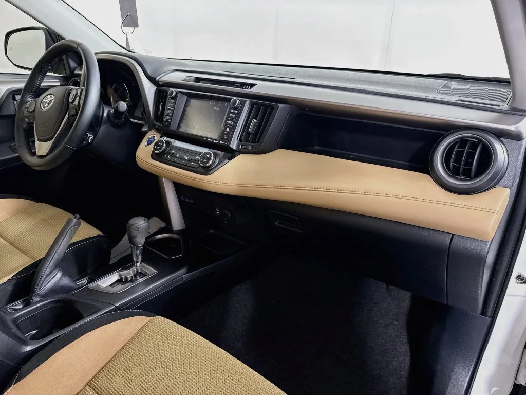 Used 2018 White Toyota XLE image 35