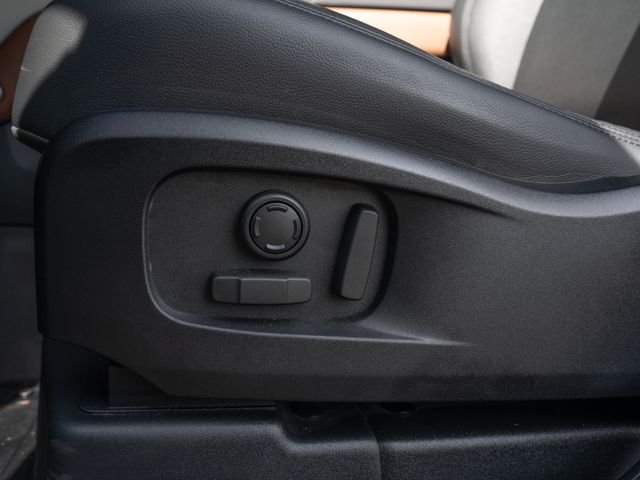 Used 2024  Land Rover SE image 20