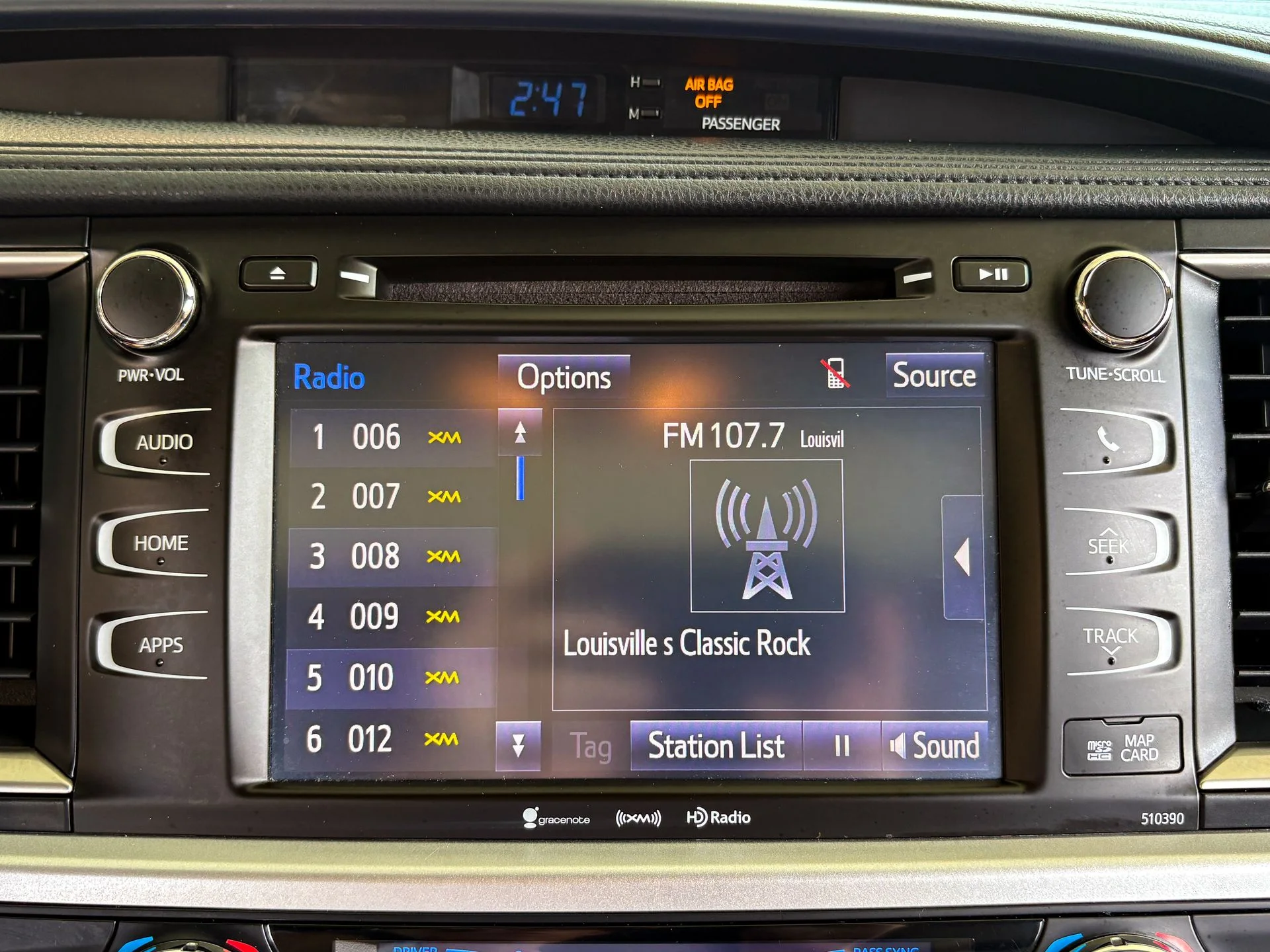 Used 2019 White Toyota XLE image 22