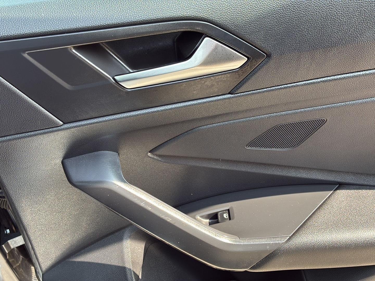Used 2019 Platinum Gray Metallic Volkswagen SE image 17