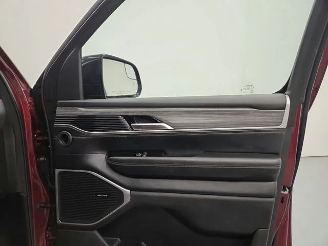 2024 Jeep Wagoneer L Series II - Photo 39