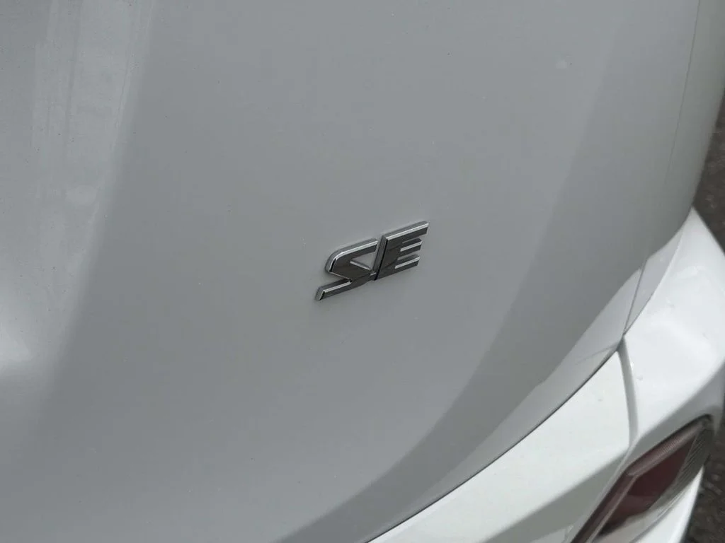 Used 2016 SUPER WHITE Toyota SE image 26