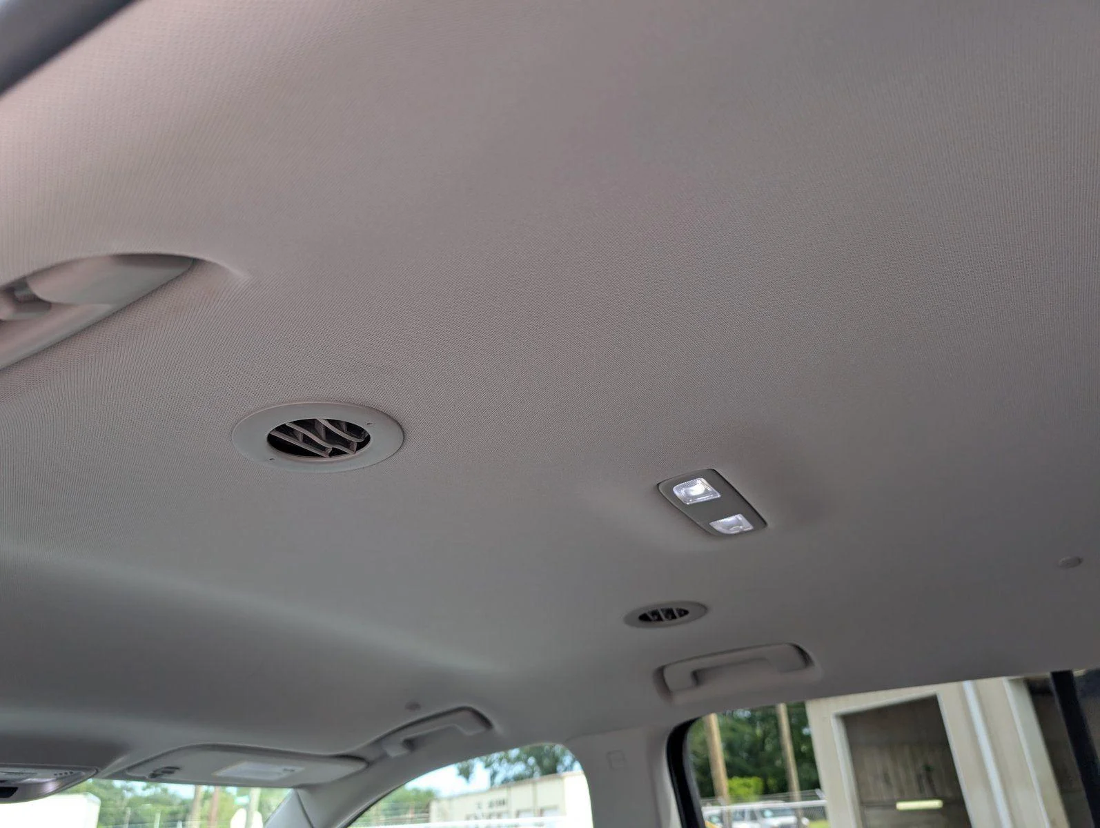 Used 2020 IRIDESCENT PEARL TRICOAT Chevrolet LT Leather image 30
