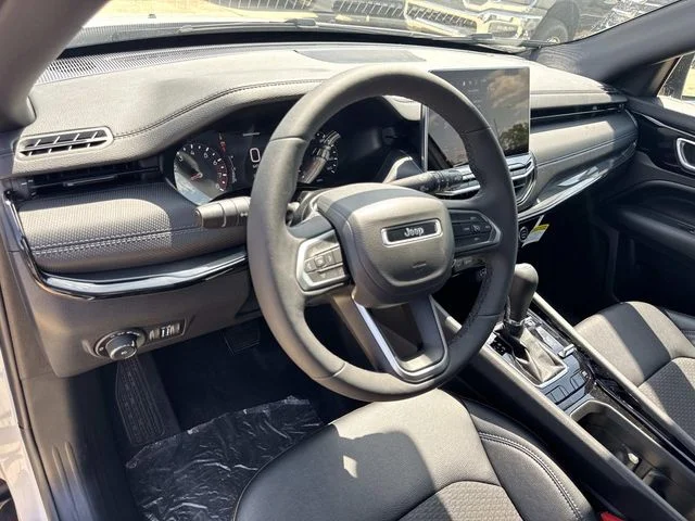 New 2026 White Jeep Latitude image 19