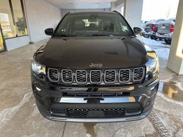 New 2026 Diamond Black Crystal Pearl-Coat Exterior Paint Jeep Latitude image 10