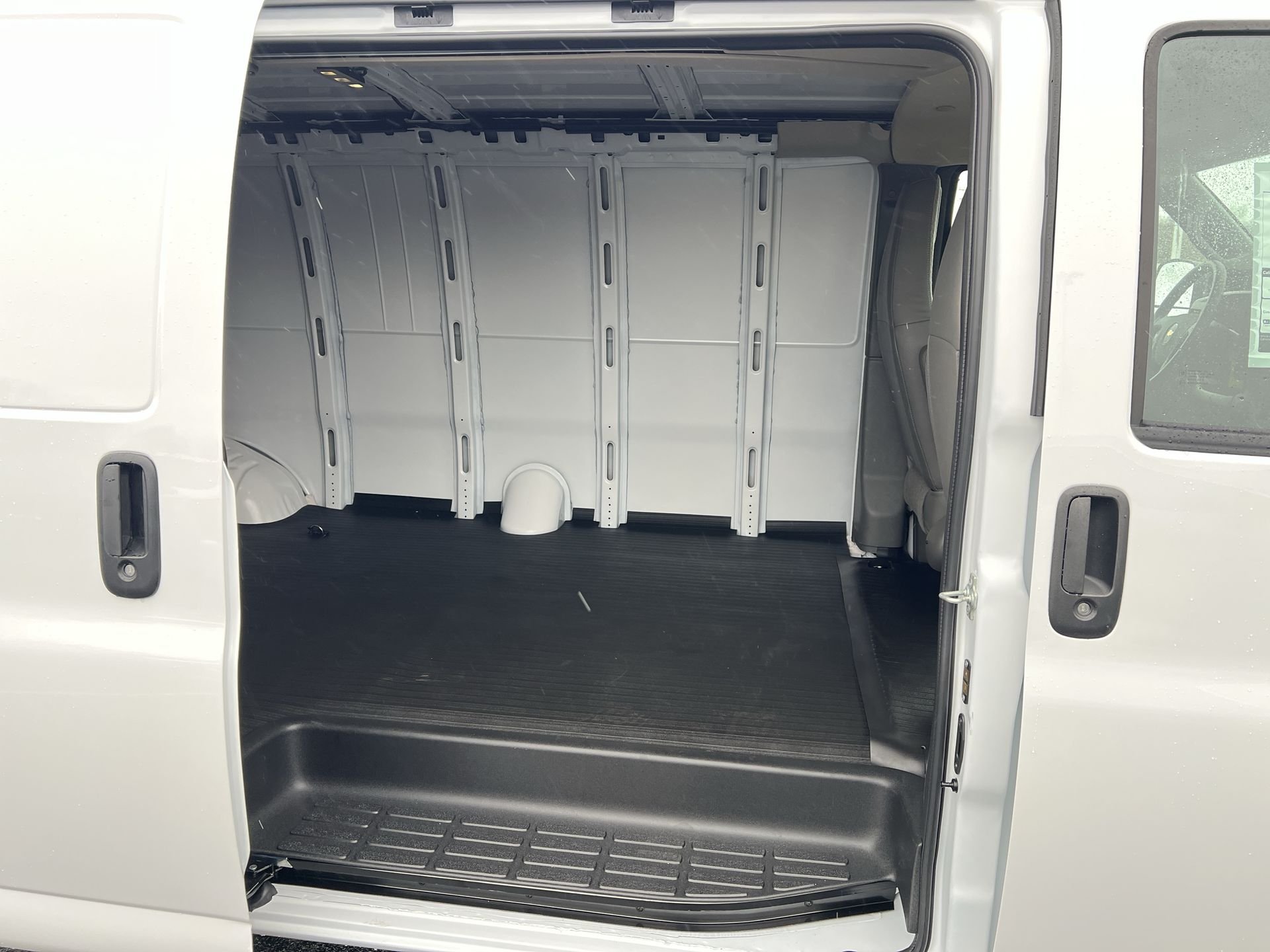 2025 Chevrolet Express Cargo Work Van - Photo 7
