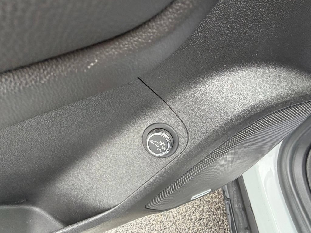 Used 2022 Summit White GMC SLE image 16