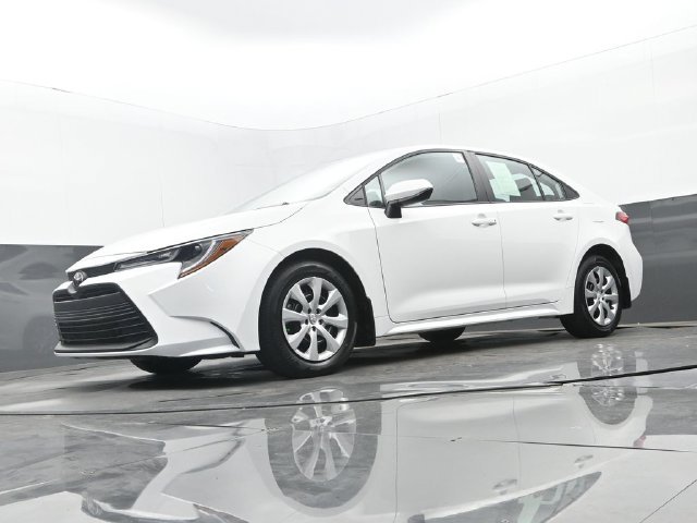 Used 2025 Ice Cap Toyota LE image 27