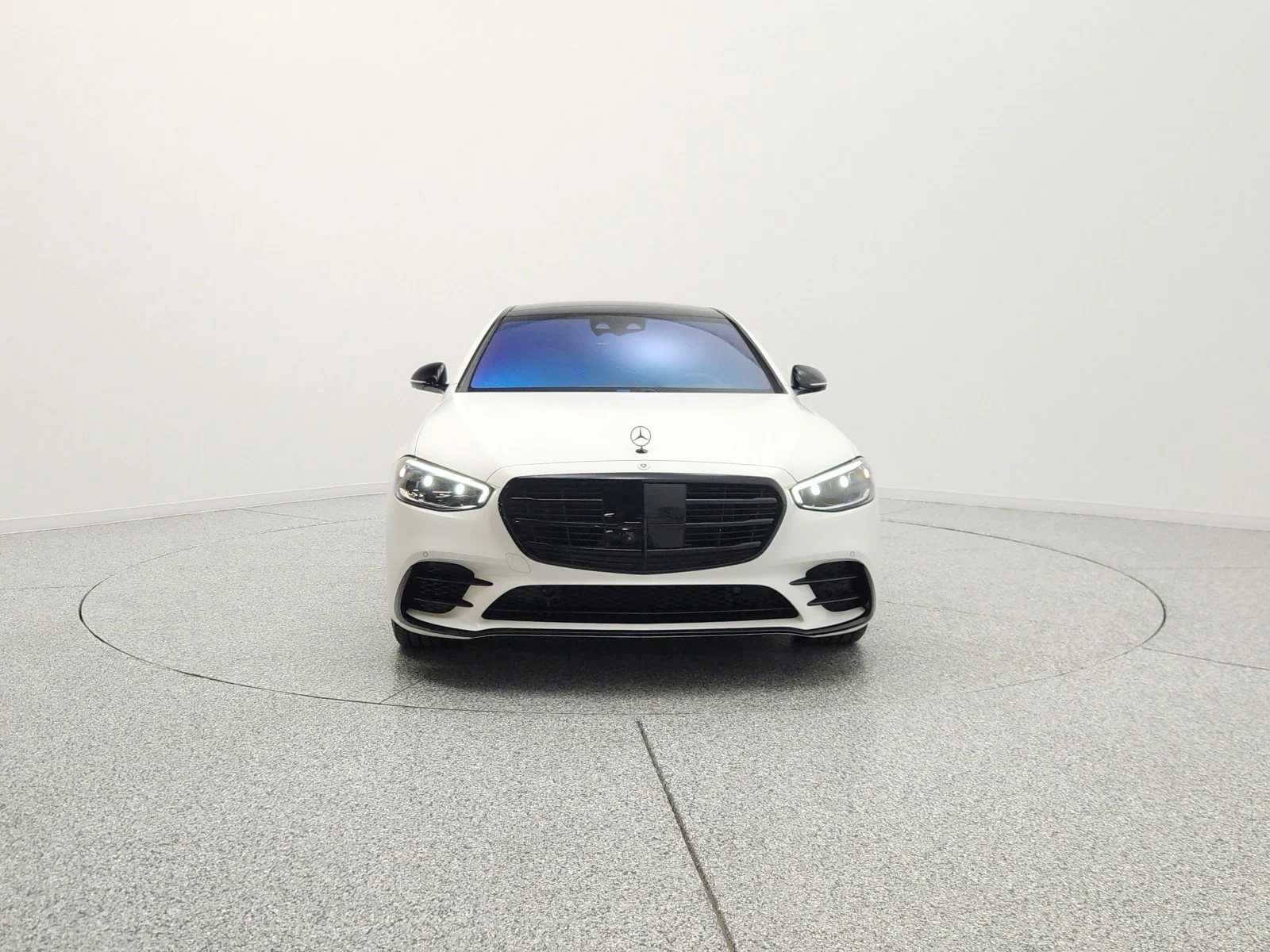 Used 2025 MANUFAKTUR Moonlight White Metallic Mercedes-Benz S 580 4MATIC® Sedan image 2