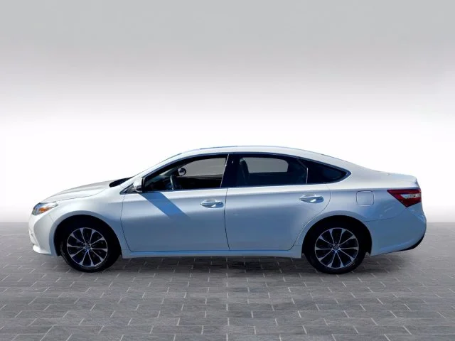 Used 2016 White Toyota XLE Premium image 4