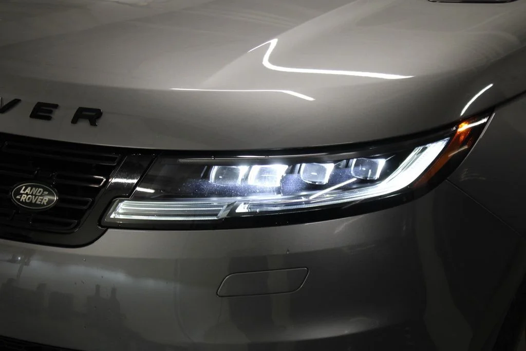 Used 2024  Land Rover Dynamic SE image 9
