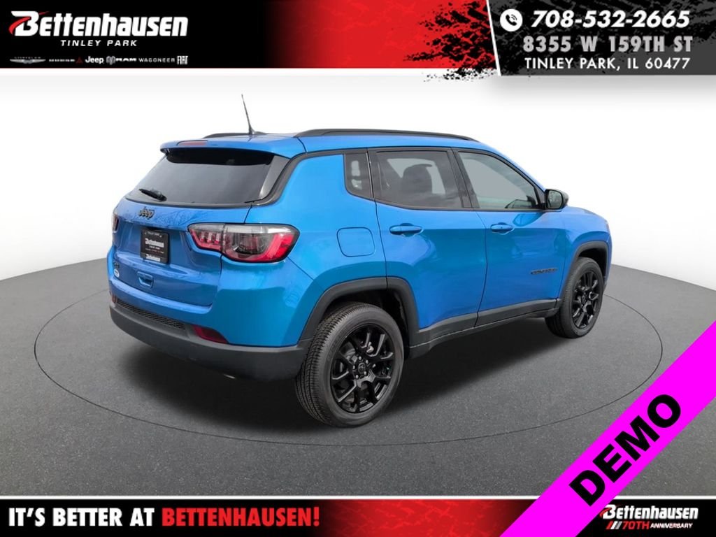 New 2026 Hydro Blue Pearl-Coat Exterior Paint Jeep Latitude image 5