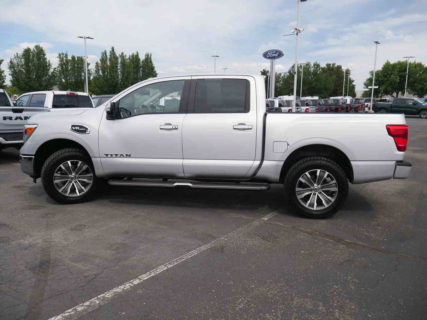 Used 2017 Silver Nissan SL image 22