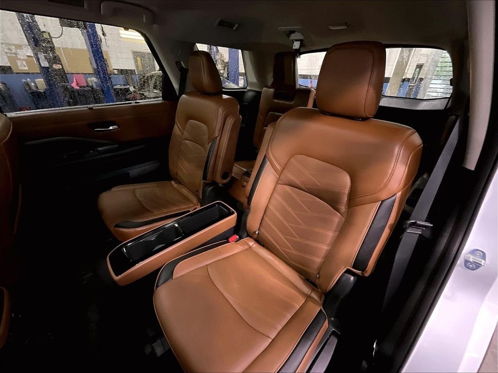 Used 2025 Everest White Pearl/Black Nissan Platinum image 15