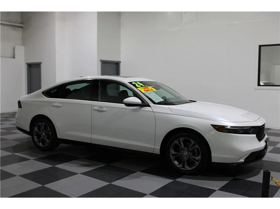 Used 2024 White Honda EX image 1