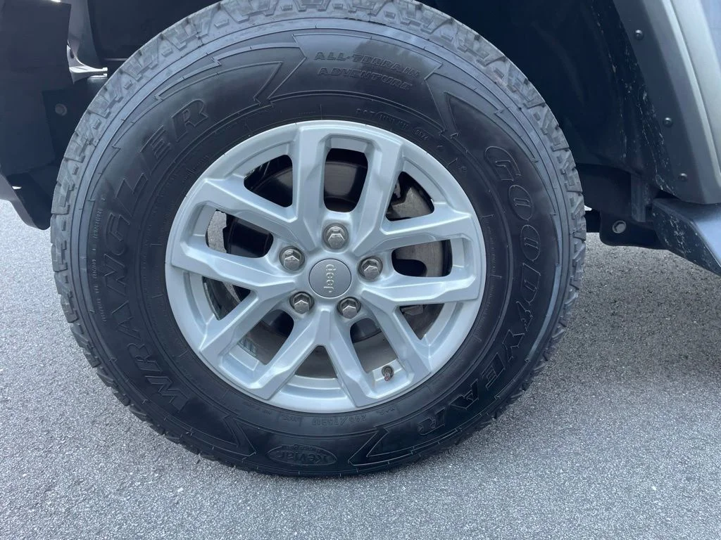 Used 2023 Gray Jeep Sport S image 19
