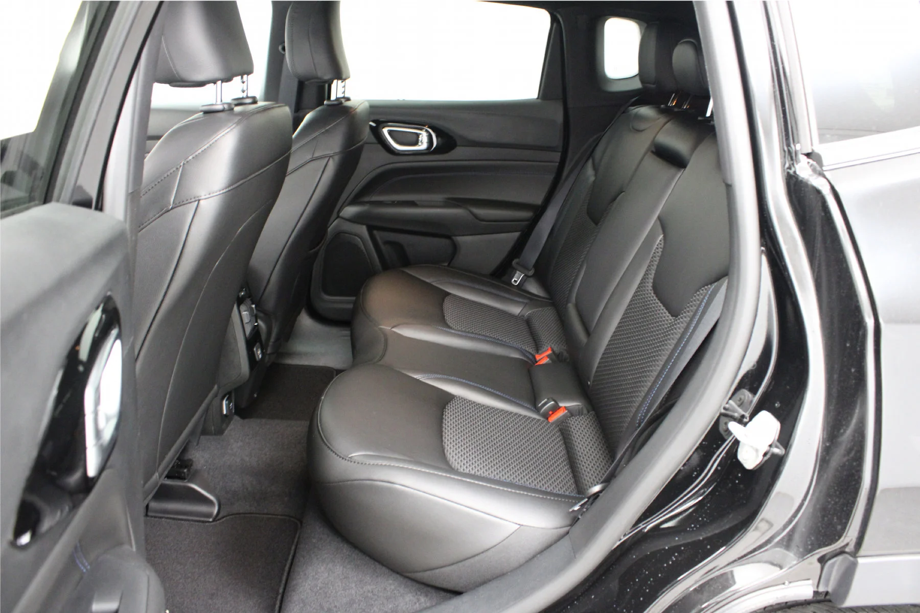 New 2026 Diamond Black Crystal Pearl-Coat Exterior Paint Jeep Latitude Altitude 4x4 image 15