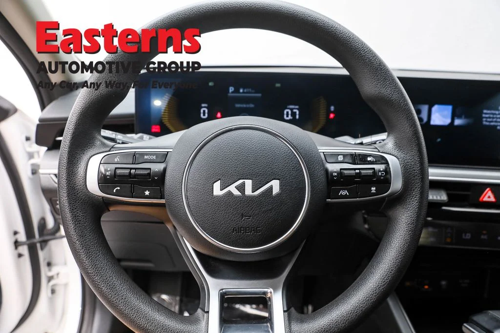 Used 2025 White Kia LXS image 10