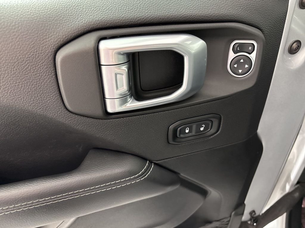 Used 2022 Silver Jeep Unlimited Sahara image 21