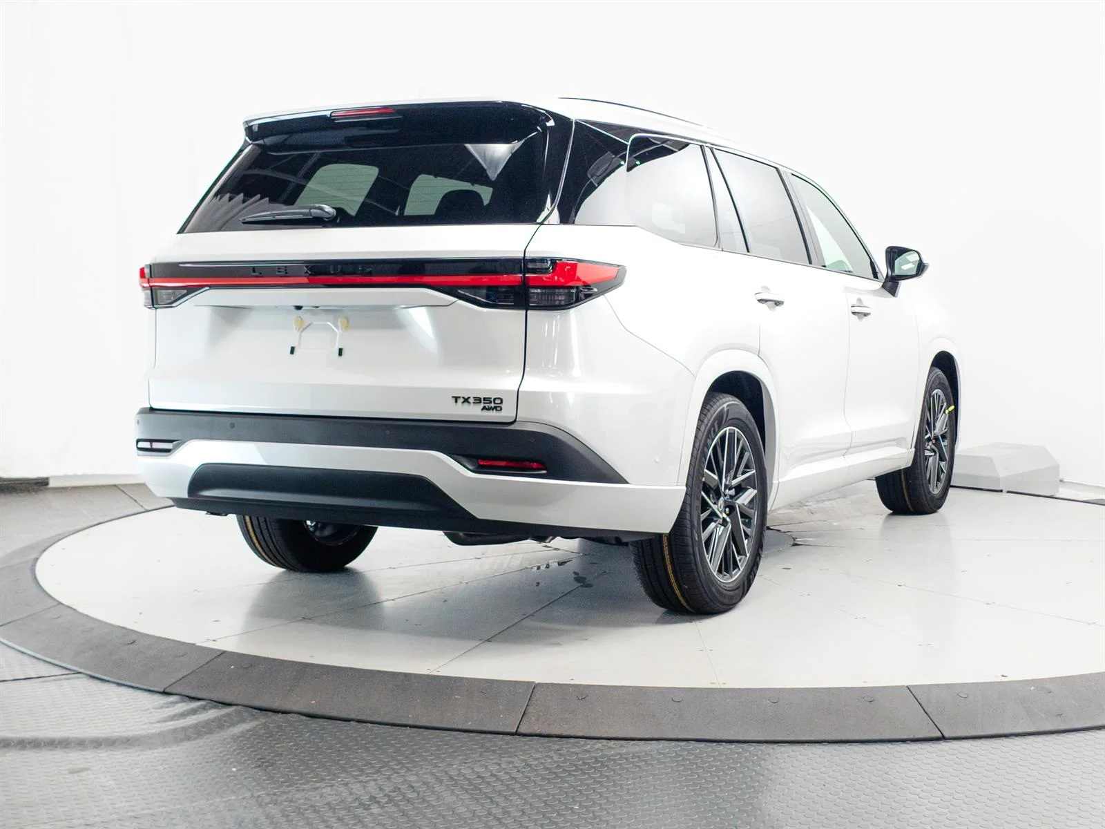 New 2026 Wind Chill Pearl (089) Lexus Premium image 13